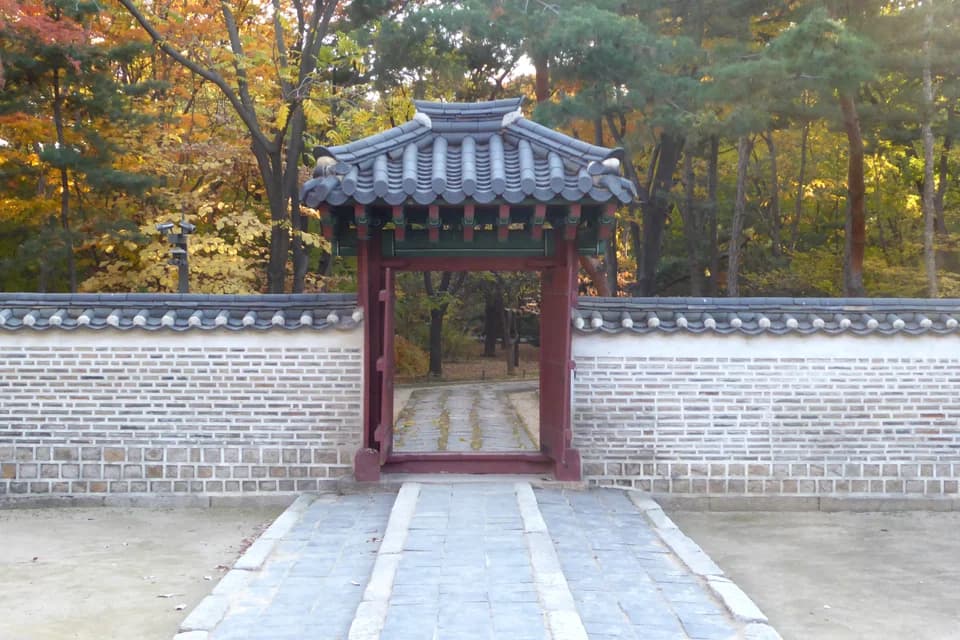 The tiled entrance doorway to the Jaegung enclosure at Jongmyo, photographed in November 2019.